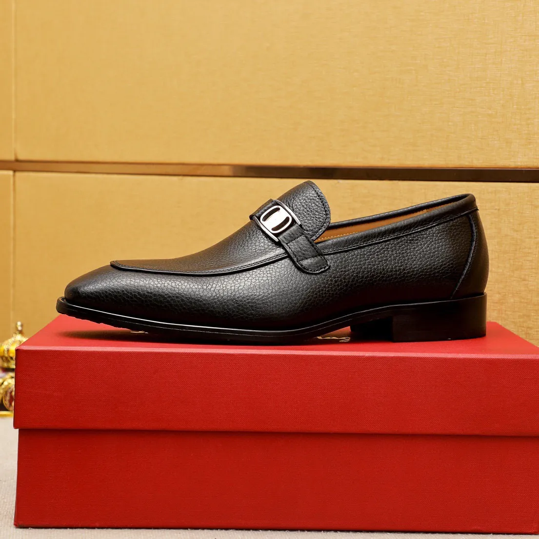 Men's shoes 💰460 💐 Product trademark: Ferragamo "Ferragamo" casual leather shoes Regular size: 38-44 (45.46🉑️customized) Product materials: Selected imported first-layer pebbled cowhide leather upper + luxury hardware buckle, imported water-dyed cowhide leather lining. Strong three-dimensional visual effect, original outsole color: 2 colors available